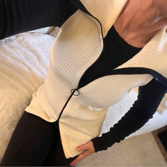AKRIS PUNTO Vest- off white knit vest with black Euro zipper fits a 2-6 size - Picture 12 of 16